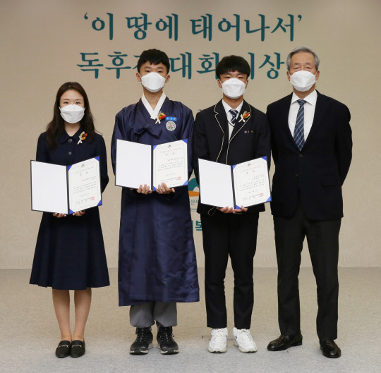 (왼쪽부터) 이민주 서울아산병원 간호사(금상), 홍성준 강원 횡성군 민족사관고등학교 3학년 학생(대상), 이현 울산 울주군 범서고등학교 2학년 학생(금상), 정몽준 아산재단 이사장이 기념촬영을 하고 있다. <아산사회복지재단 제공>